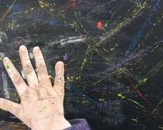Mural 'las manos de la Tierra' en Almarail.