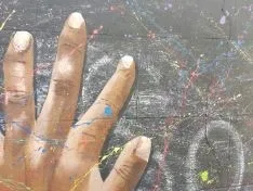 Mural 'las manos de la Tierra' en Almarail.