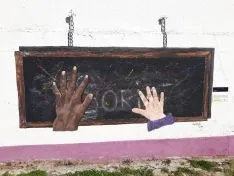 Mural 'las manos de la Tierra' en Almarail.