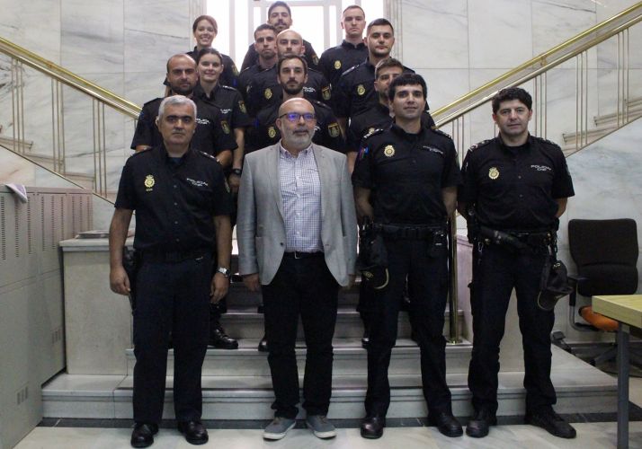 El subdelegado, en el centro, con los agentes. /SdG