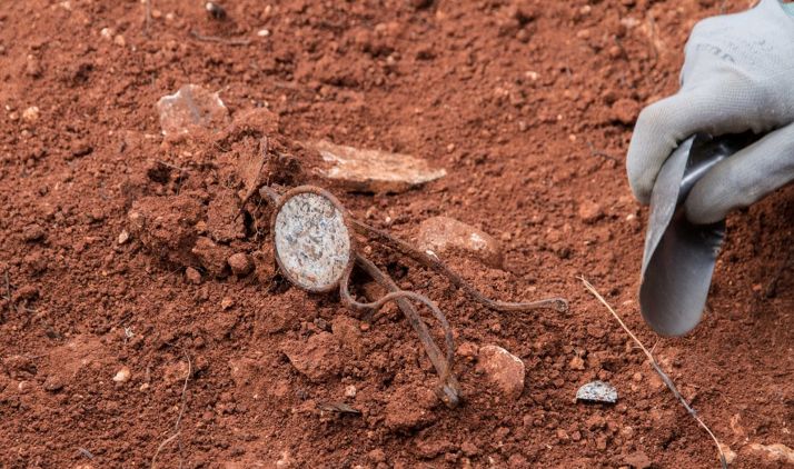 Uno de los efectos personales encontrados por la ASRD en la fosa común de Cobertelada. /ASRD