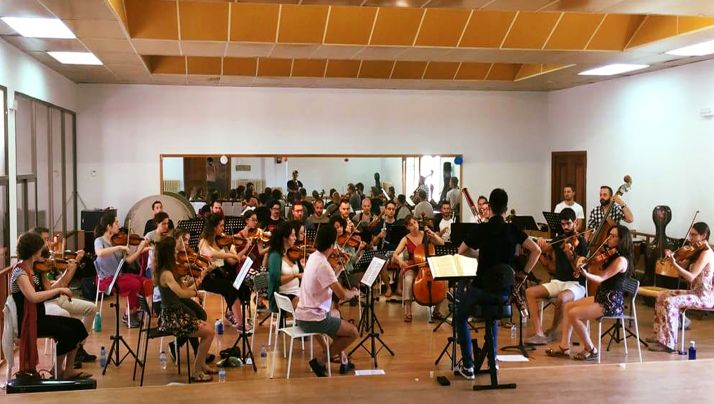 La agrupación en uno de sus ensayos. /ED