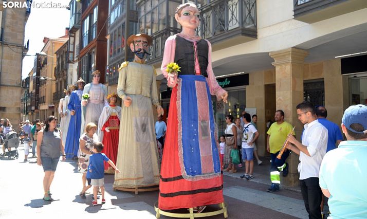 La comparsa, en un desfile de verano en El Collado. /SN