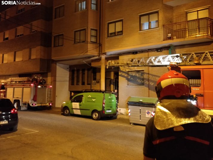 Los bomberos retiran la pancarta de la cuadrilla de Santiago. SN