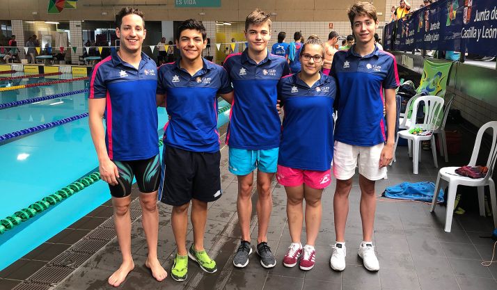 Martín (izda.), con sus compañeros de expedición en Valladolid. 