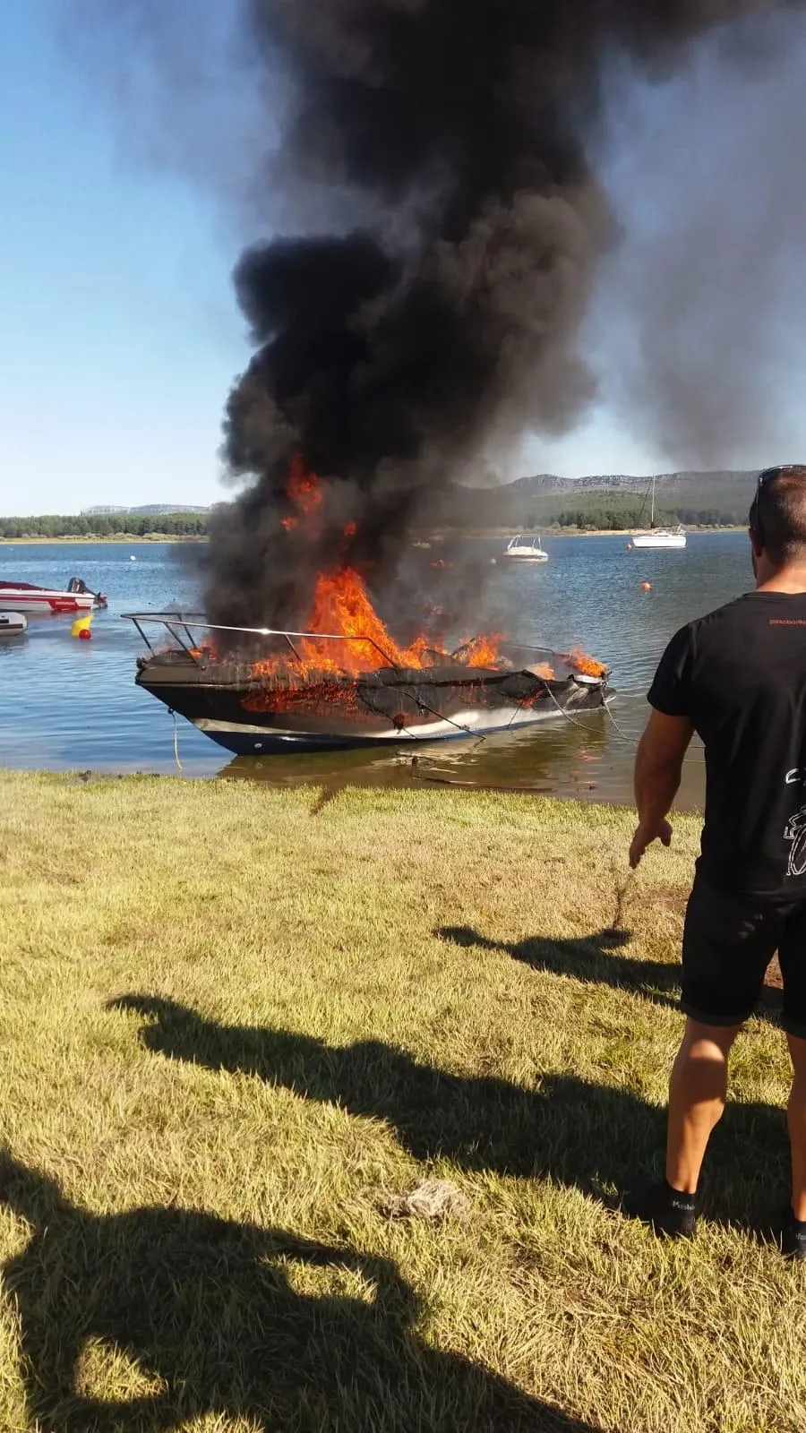 La barca incendiada esta tarde de miércoles. /Cedida