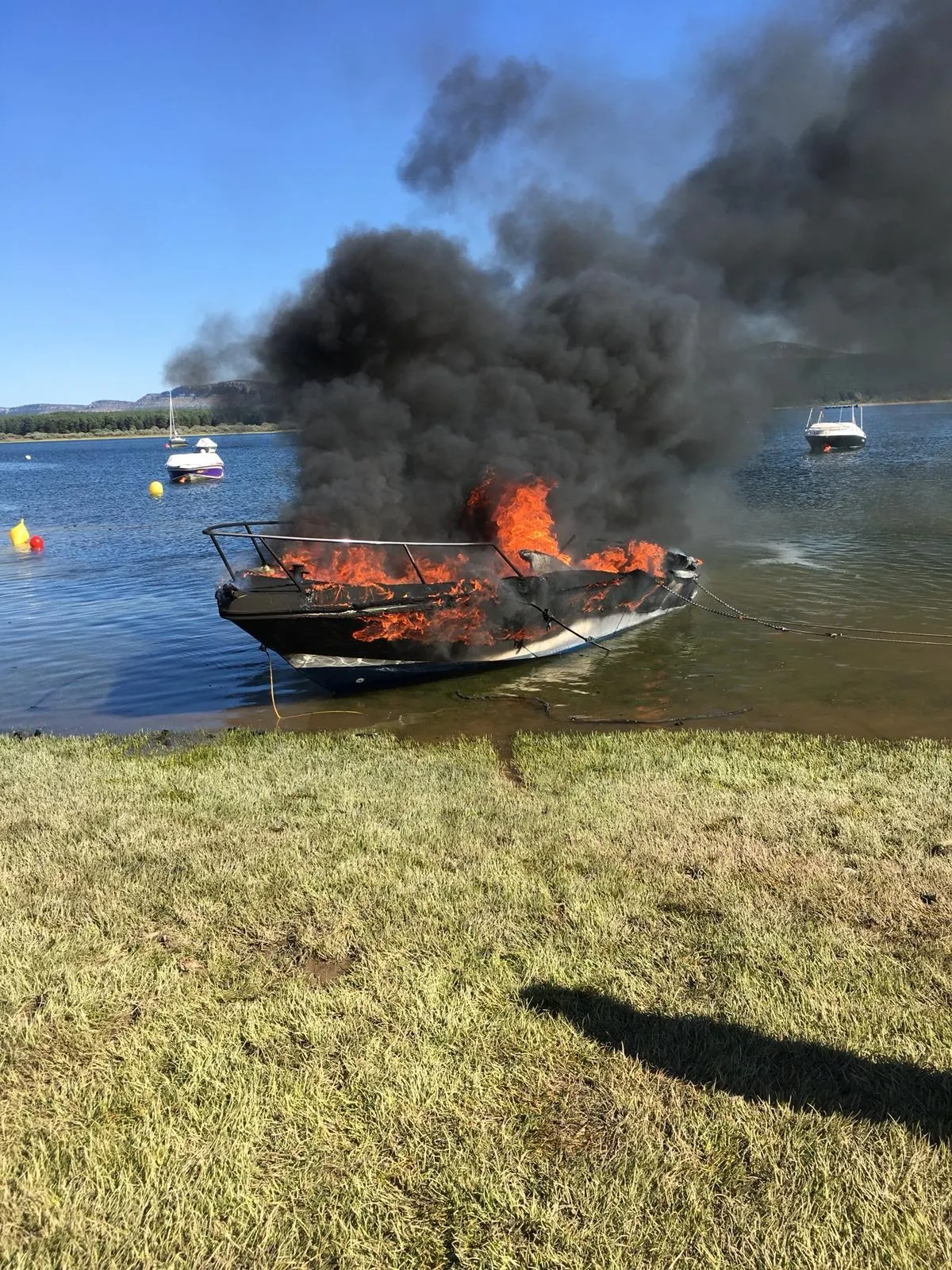 La barca incendiada esta tarde de miércoles. /Cedida