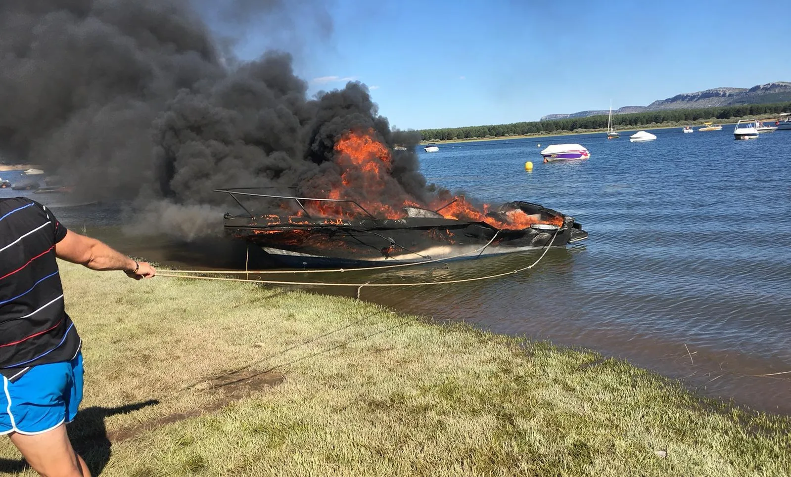 La barca incendiada esta tarde de miércoles. /Cedida