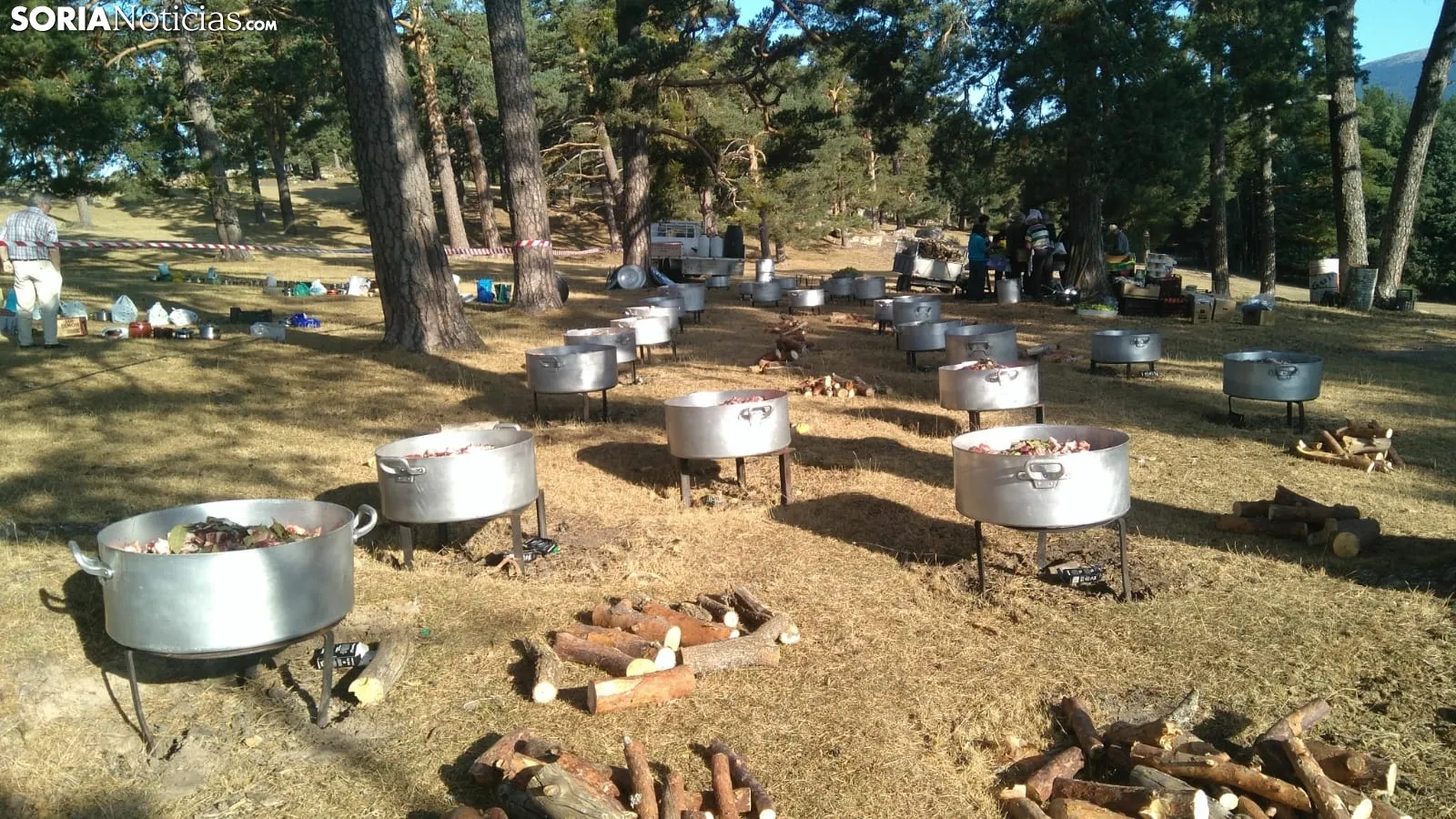 Las cazuelas hierven entre los pinos de Covaleda. /SN
