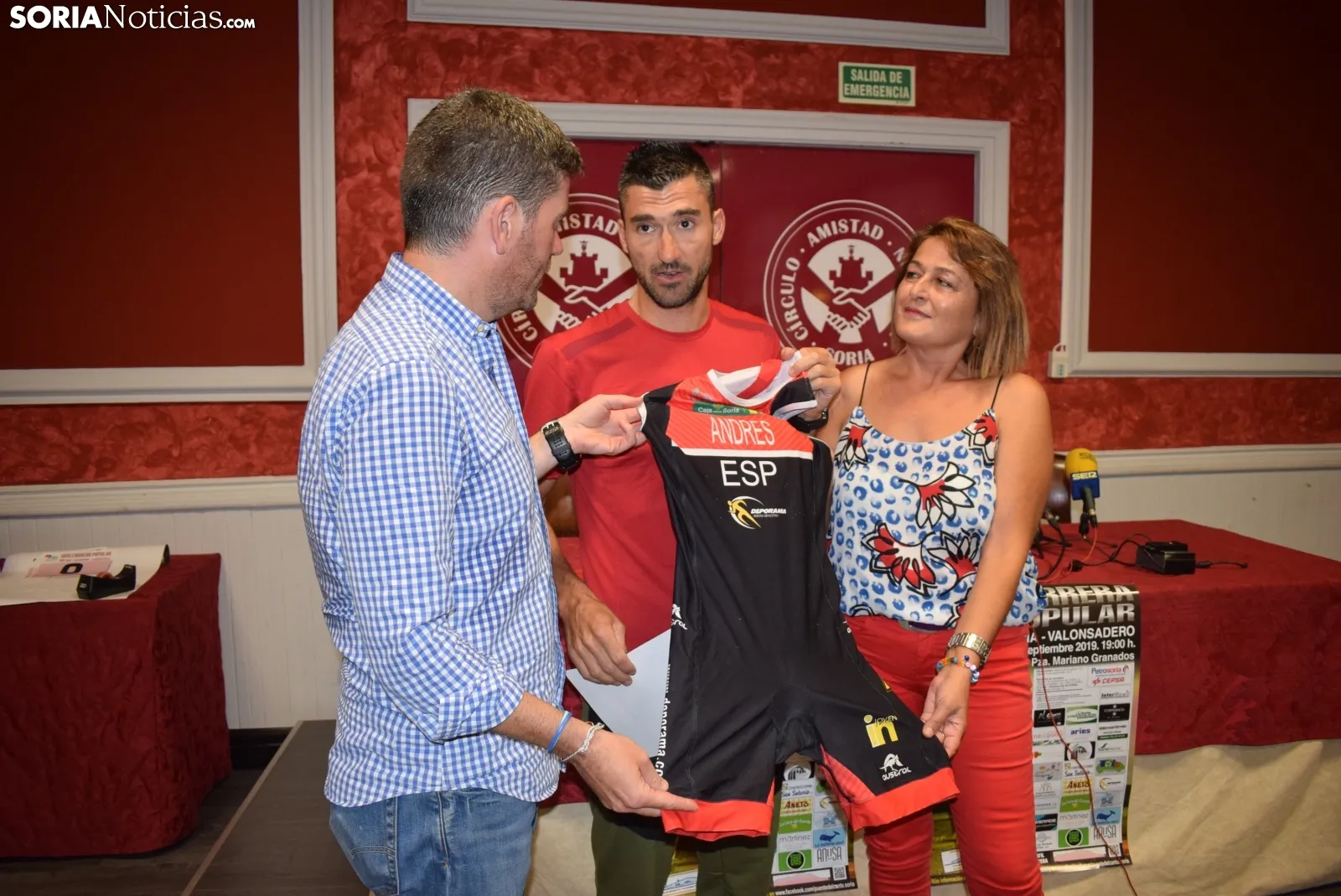 Foto 2 - El atleta Rub&eacute;n Andr&eacute;s recibe el dorsal cero de la XXVI Carrera Popular 10K Soria-Valonsadero