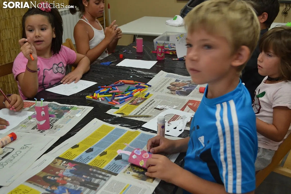 Taller de reciclaje y manualidades en la Ludoteca Ambiental.