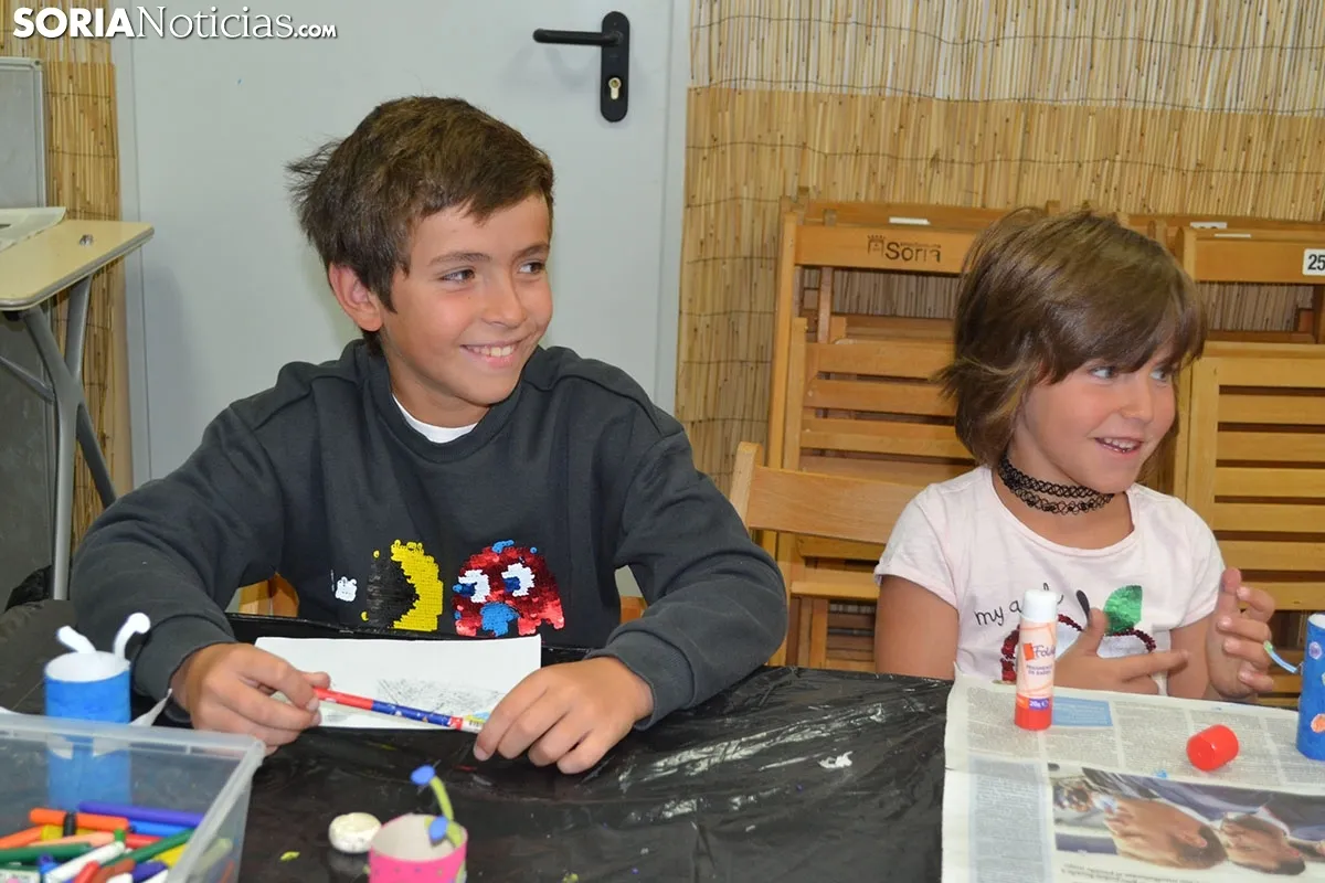 Taller de reciclaje y manualidades en la Ludoteca Ambiental.