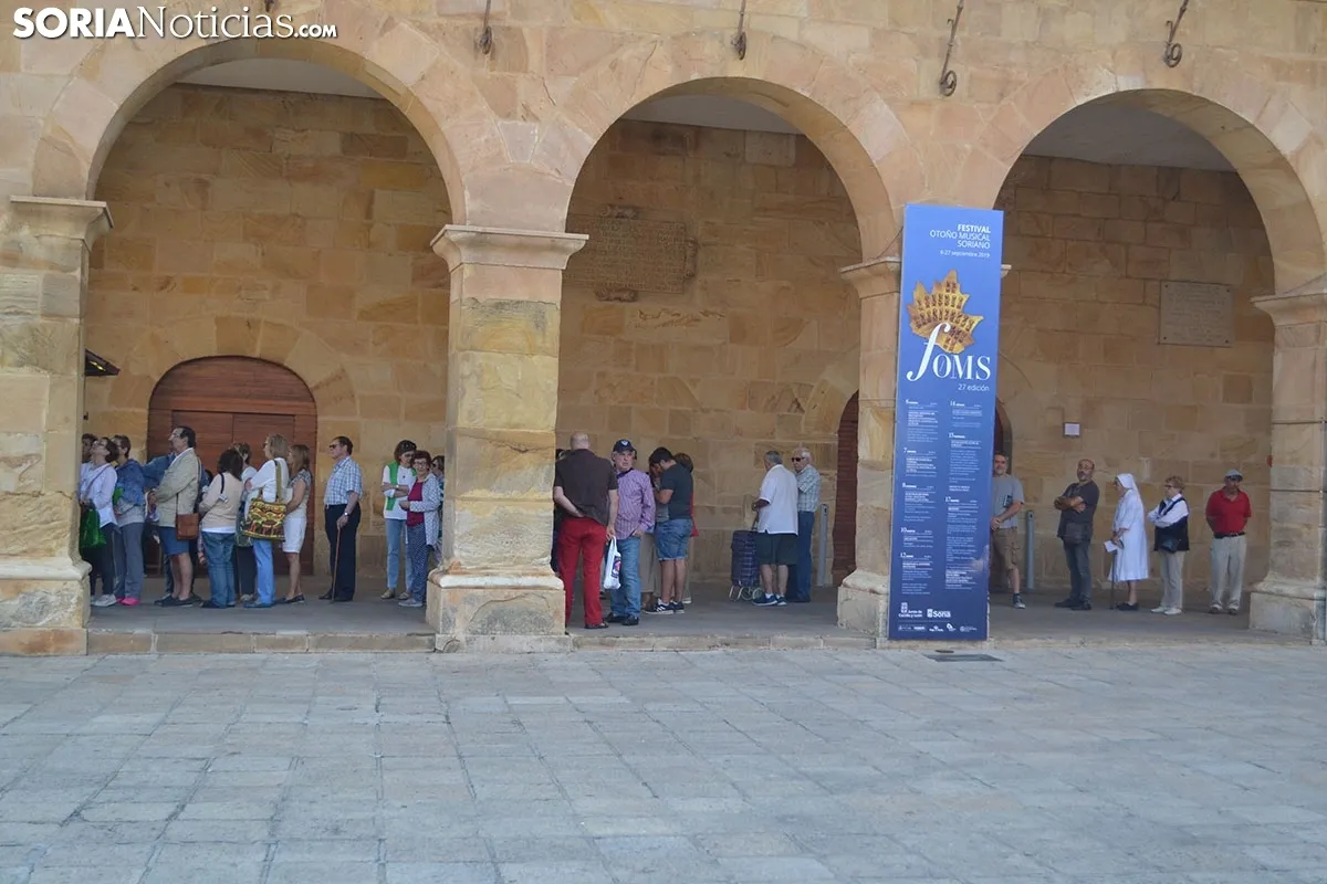 Colas en las taquillas del Palacio de la Audiencia.