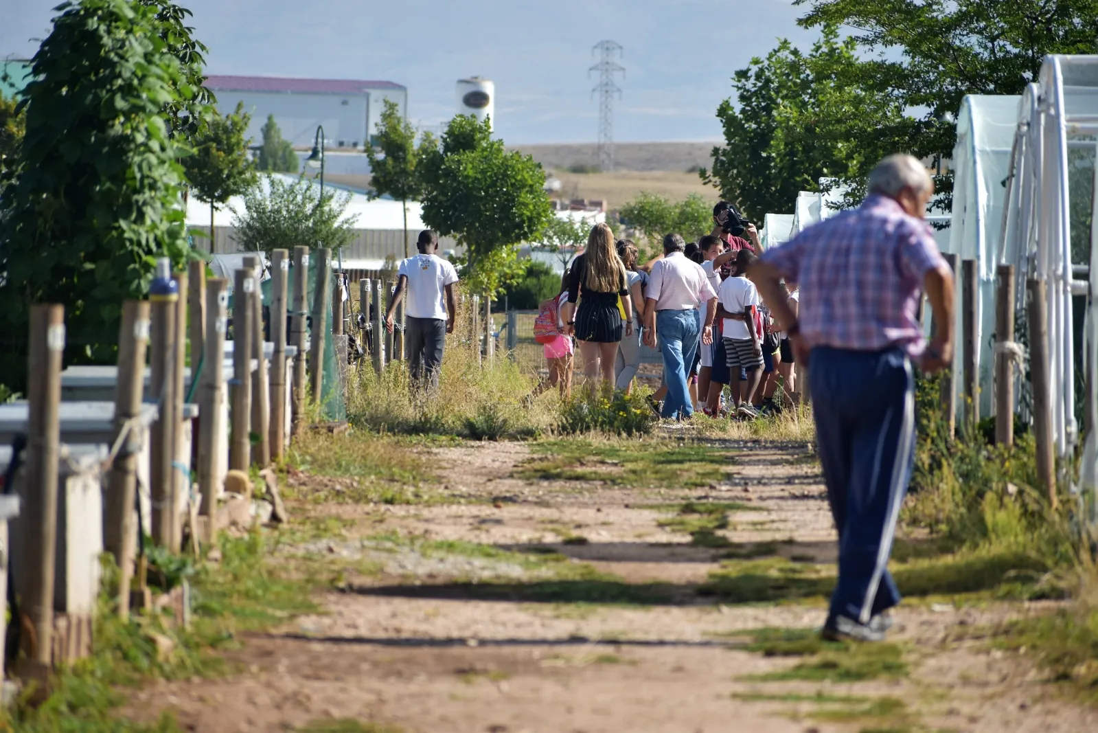 •	El concejal de Acción Social, Eder García, ha visitado hoy a los integrantes del campus de cocina saludable que ha incluido en el programa una jornada en los huertos municipales. Ayuntamiento de Soria