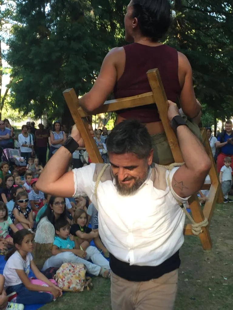 Foto 8 - Galer&iacute;a: teatro de calle con Acrobacia m&iacute;nima