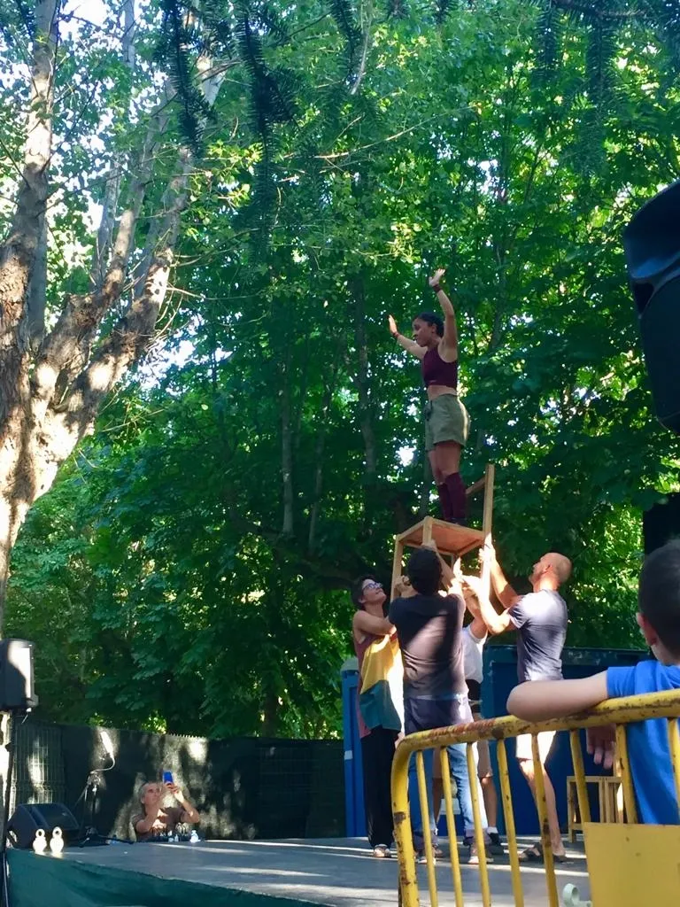 Foto 7 - Galer&iacute;a: teatro de calle con Acrobacia m&iacute;nima