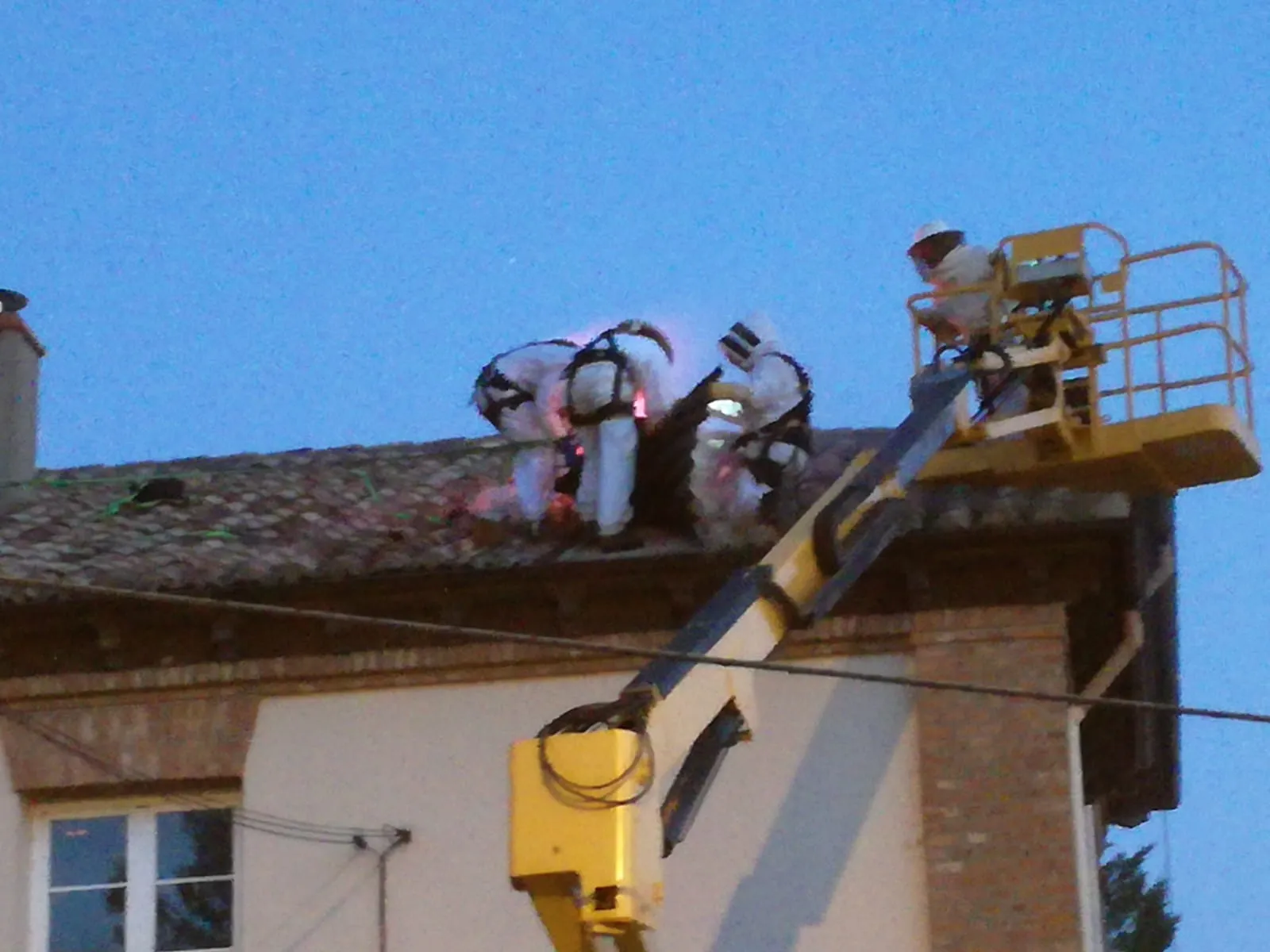 Imagen de los bomberos trabajando en Almazán. /Bomberos