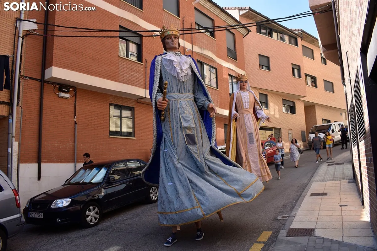 Gigantes y Cabezudos en el barrio de San Pedro.