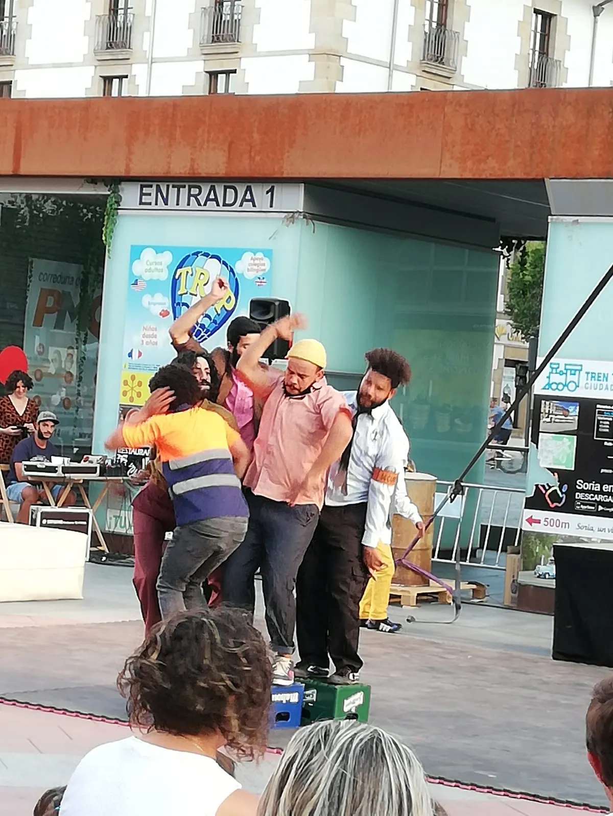 Foto 2 - El teatro de calle contin&uacute;a animando las plazas de Soria