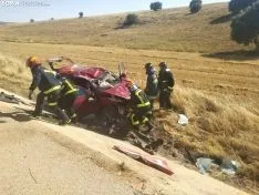 Los bomberos y el vehículo siniestrado. /SN