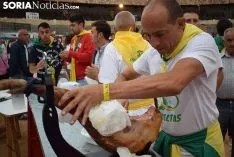 Caldereta popular en la plaza de toros de El Burgo. /SN