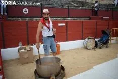 Caldereta popular en la plaza de toros de El Burgo. /SN