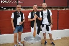 Caldereta popular en la plaza de toros de El Burgo. /SN