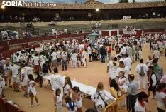 Caldereta popular en la plaza de toros de El Burgo. /SN