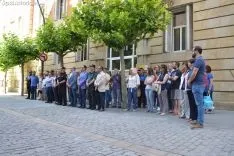 Una imagen del gesto de repulsa en la sede de la Subdelegación. /SN