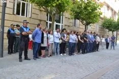 Una imagen del gesto de repulsa en la sede de la Subdelegación. /SN