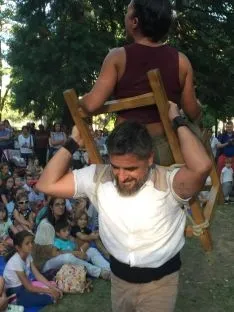 Foto 8 - Galer&iacute;a: teatro de calle con Acrobacia m&iacute;nima