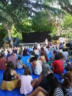 Foto 6 - Galer&iacute;a: teatro de calle con Acrobacia m&iacute;nima