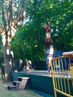 Foto 4 - Galer&iacute;a: teatro de calle con Acrobacia m&iacute;nima