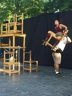 Foto 3 - Galer&iacute;a: teatro de calle con Acrobacia m&iacute;nima
