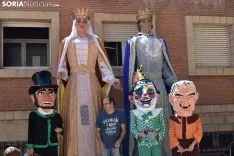 Gigantes y Cabezudos en el barrio de San Pedro.