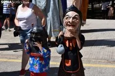 Gigantes y Cabezudos en el barrio de San Pedro.