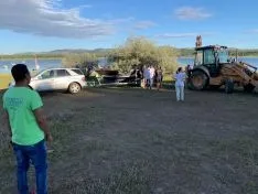 La barca incendiada esta tarde de miércoles. /Cedida