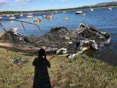 La barca incendiada esta tarde de miércoles. /Cedida