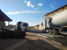 Los camiones, atascados en Almenar. Fotos @AlmenarSoria