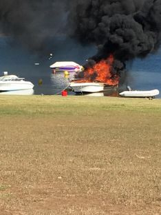 La barca incendiada esta tarde de miércoles. /Cedida