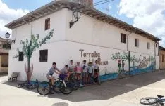 Mural de 'Las manos de la Tierra' en Torralba del Burgo.