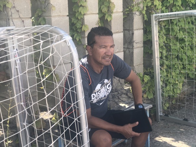 Cardona, entregado a la causa todas las mañanas en Los Pajaritos, con libreta y papel en una mano. CD Numancia