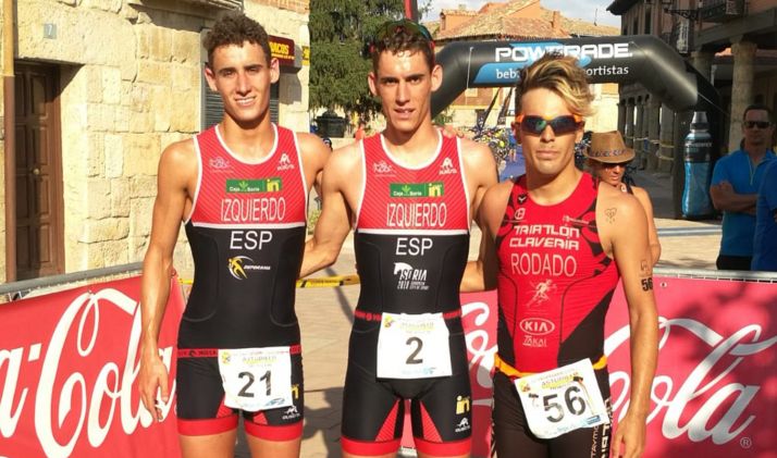 Los hermanos Izquierdo con Díez, ganadora en féminas. 
