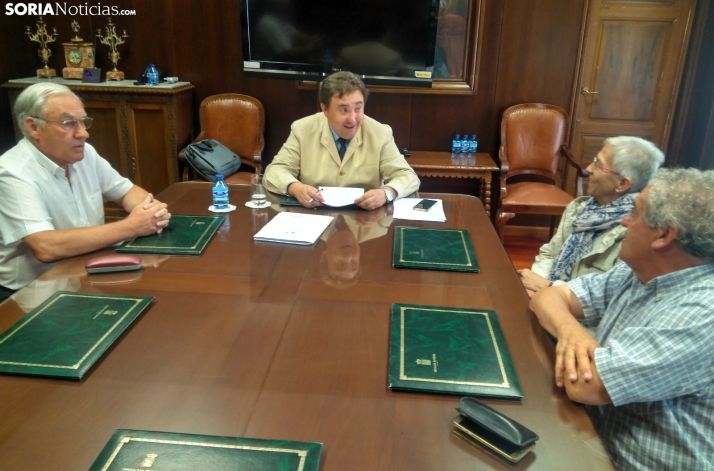 Los vecinos de Villar del Río, esperanzados pero sin respuestas tras la reunión con el Procurador del Común