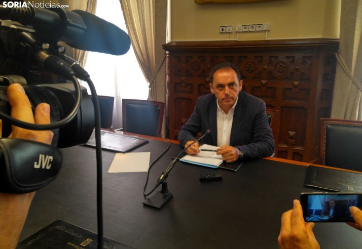 Serrano responde a la polémica de los bomberos voluntarios