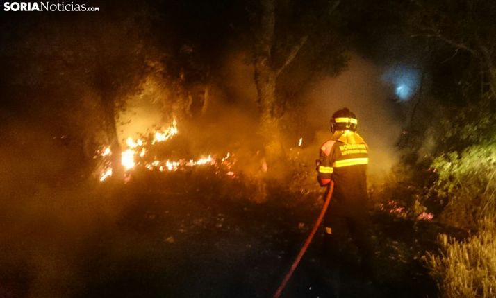 Un bombero de la Diputación en un fuego forestal nocturno. /SN
