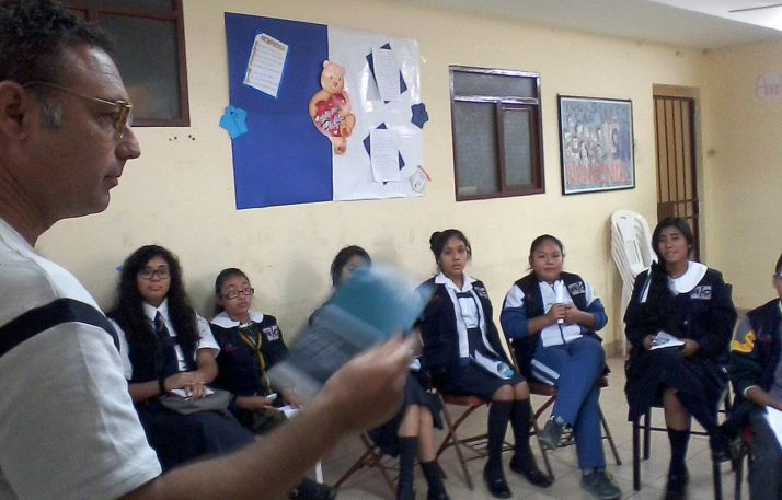 Fernández Olmedo en una escuela boliviana. 