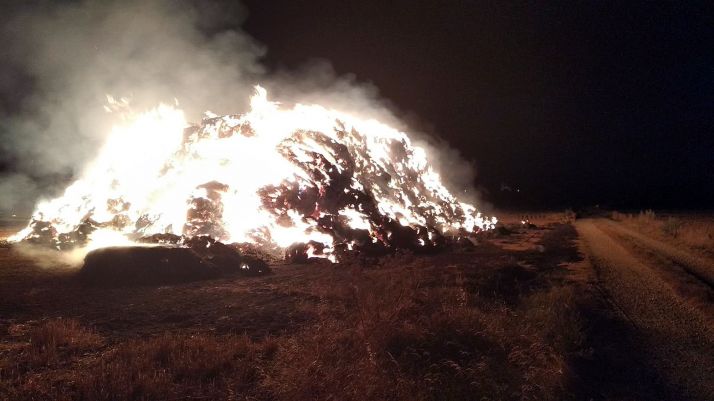 Una imagen de las pacas ardiendo. /Dip.