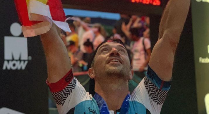 El soriano Víctor Corchón celebra la conclusión de su Ironman en Hamburgo.