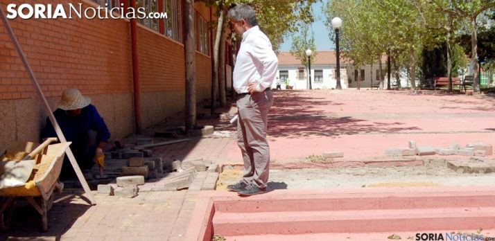 Pavimentando y asfaltando calles en la capital de Soria.